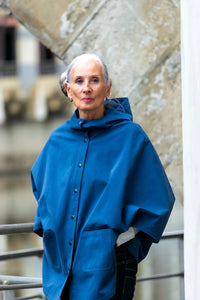 Cape de pluie femme en coton bleu imperméable, style oversize moderne