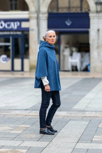 Cape de pluie courte femme en coton imperméable bleu, look contemporain