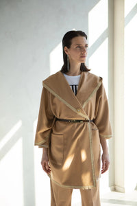 Cape chaude femme beige en laine 100% réalisée sur mesure
