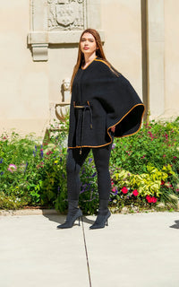 Cape mi longue femme en laine noire, tombé fluide et style élégant