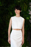 Crop top blanc minimaliste complétant élégamment une tenue de mariage moderne