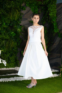 Jupe de mariée midi coupe structurée créant une silhouette moderne et raffinée