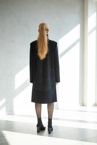 Manteau long en laine avec manches longues et larges, vue de dos
