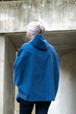 Poncho imperméable femme bleu en coton, coupe ample et élégante