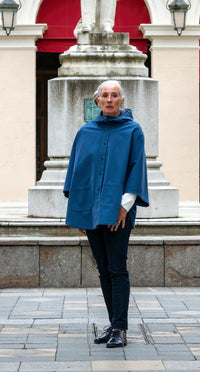 Poncho femme court oversize en coton imperméable bleu, design minimaliste