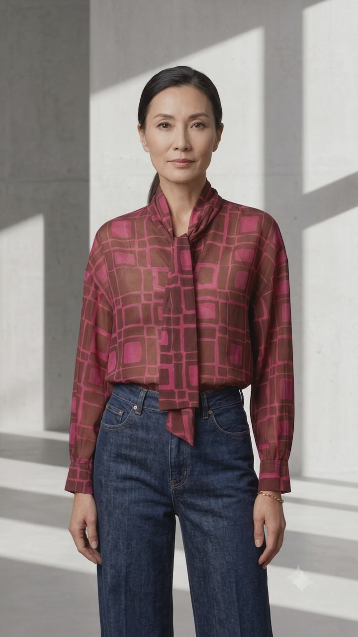 Blouse violette et marron à motifs géométriques pour femme, création originale pensée pour un style chic et contemporain