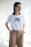 T-shirt unisexe imprimé avec logo en 100 % coton porté avec pantalon beige