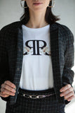 Tee-shirt blanc imprimé logo porté sous un blazer avec jupe élégante