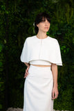 Tenue de mariée composé d’une jupe, d’un top et d’un petit cape-poncho, vue de trois quarts